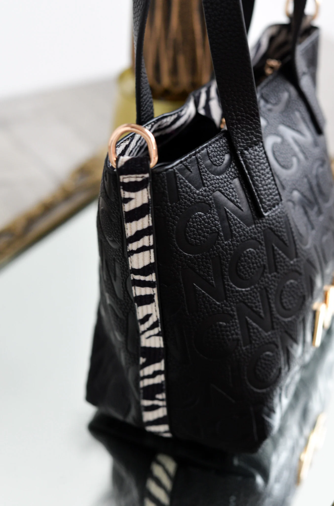 Bolso cubo animal print Noco Negro - Imagen 4